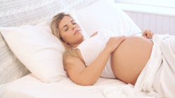 Gratë shtatzëna nuk duhet të flenë në shpinë