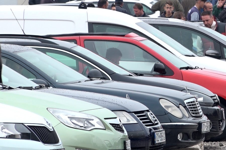 Tregtarët kërkojnë lejimin e blerjes së veturave të vjetra, qytetarët jo