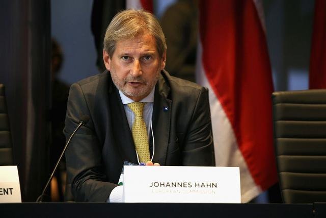 Hahni thotë se BE-ja mbështet marrëveshjen midis Kosovës e Serbisë që nuk shkakton precedent