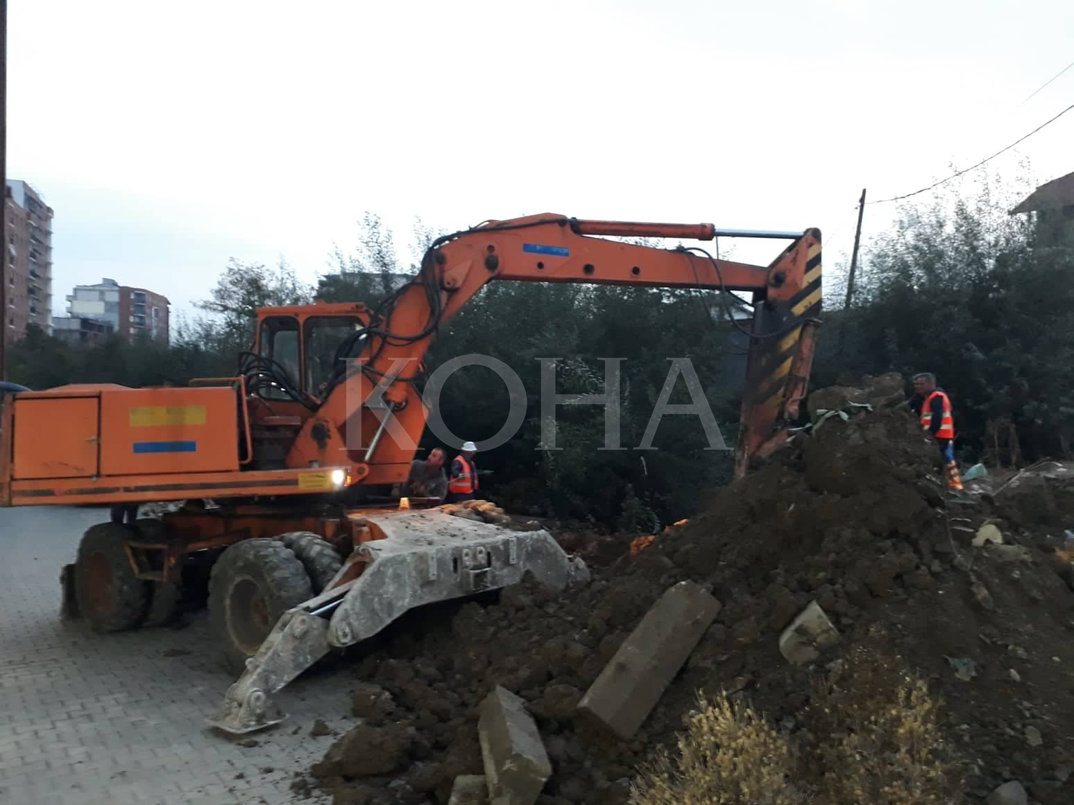 Banorët e Matit 1 protestojnë para komunës së Prishtinës