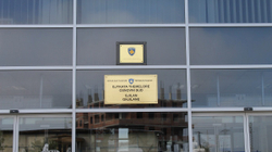 2 vjet e 8 muaj burgim dhe 3 mijë euro gjobë pasi mashtronte klientët me bileta fiktive