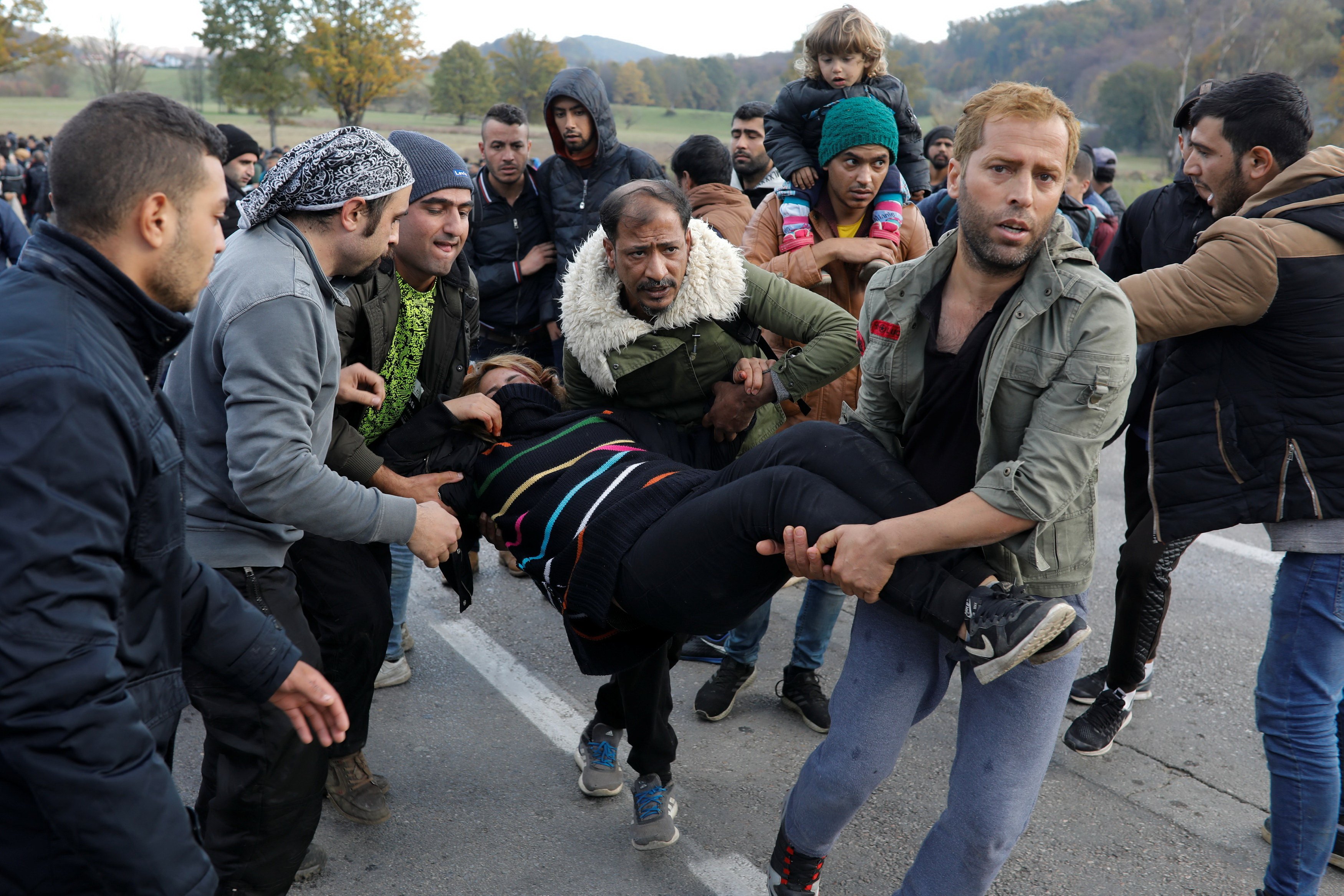 Tensione në kufirin Bosnjë-Kroaci, migrantët thyejnë kordonin policor