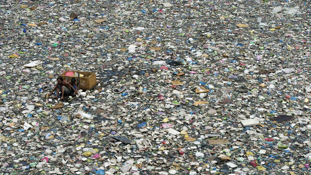 Parlamenti Europian voton pro ndalimit të prodhimit të 10 materialeve plastike