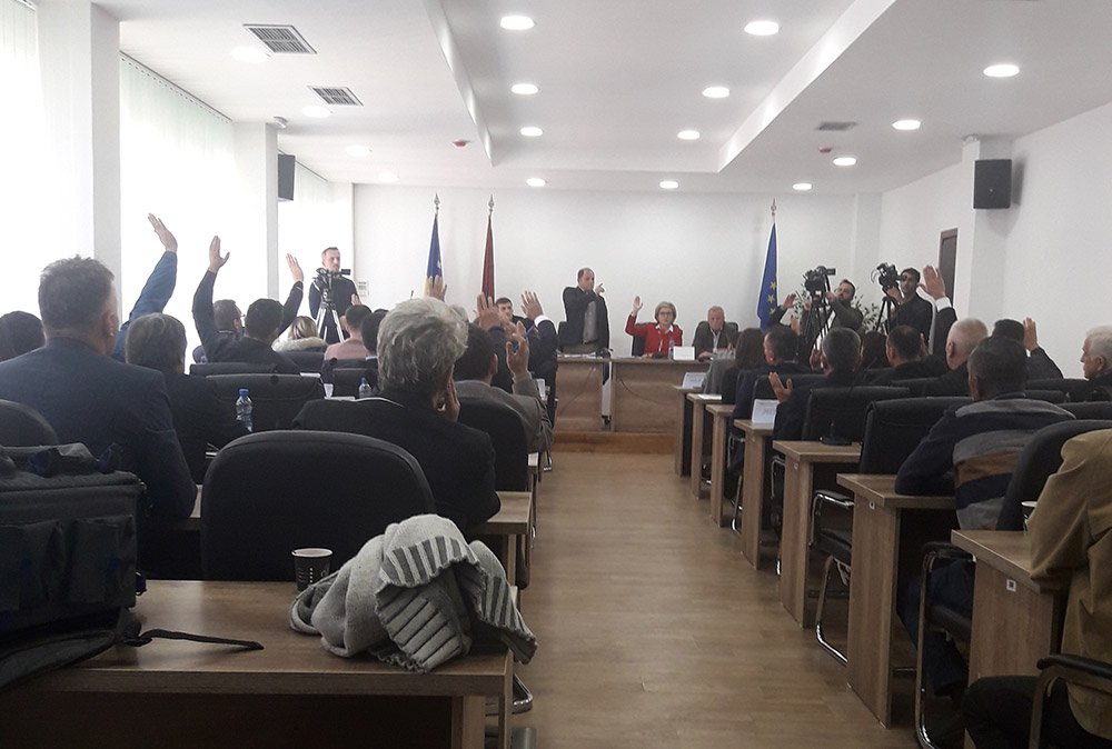 Kuvendi i Fushë-Kosovës sfidon vendimin e Qeverisë për deponinë në Harilaq