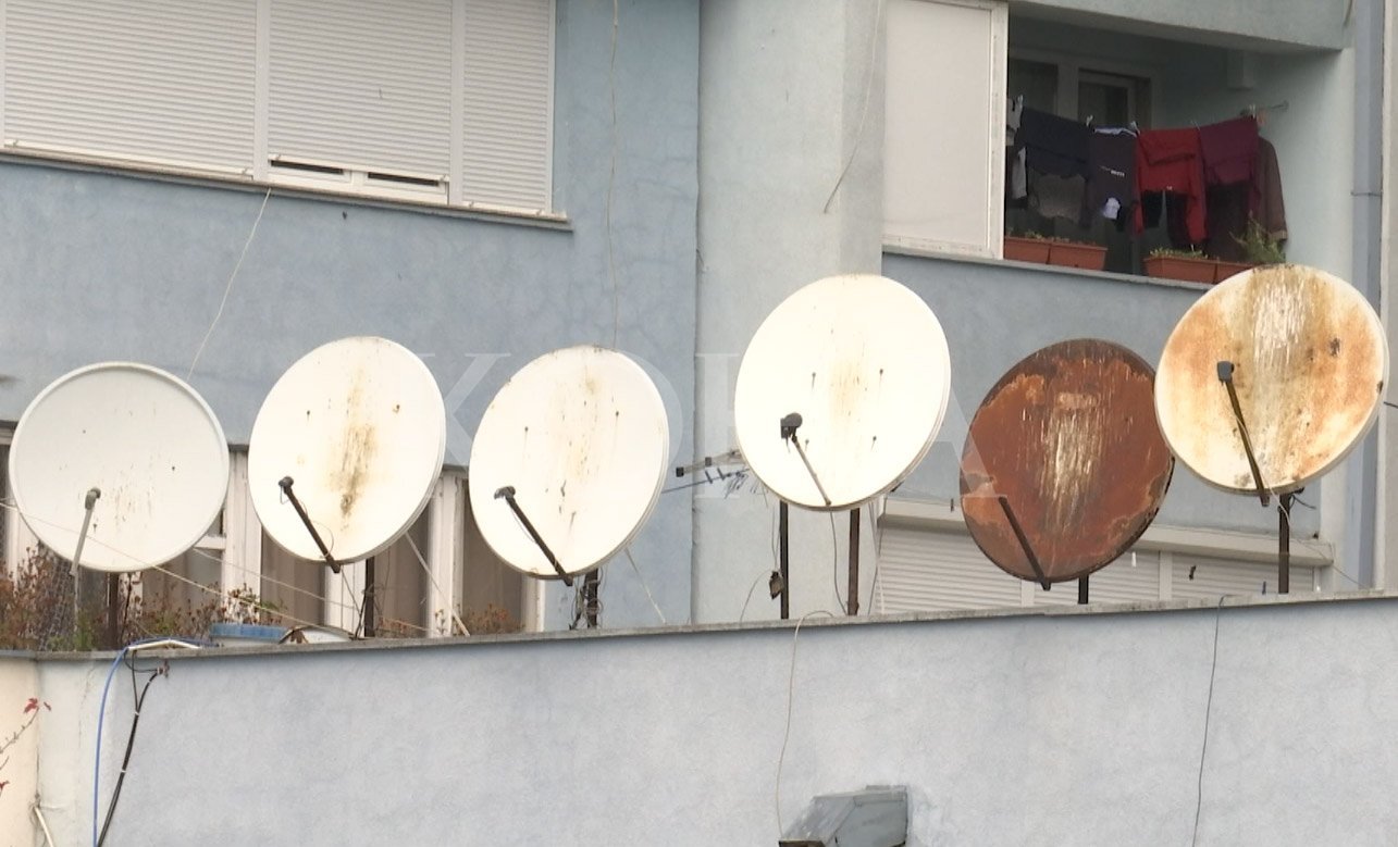 Kryeqyteti mbetet i mbushur me antena, Eliza Hoxha bën art me to
