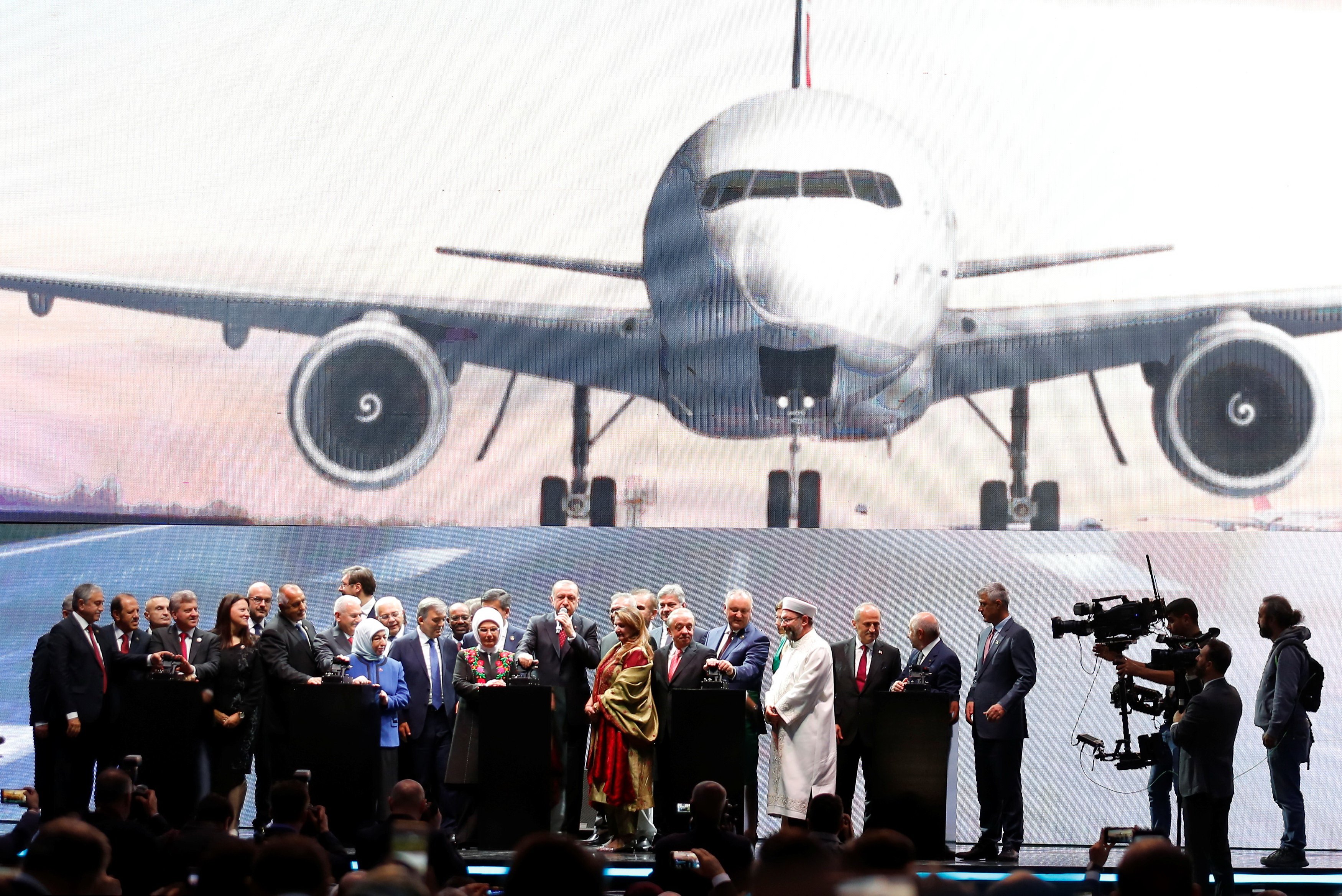 Erdogani inauguron aeroportin e ri në Stamboll, më të madhin në Turqi