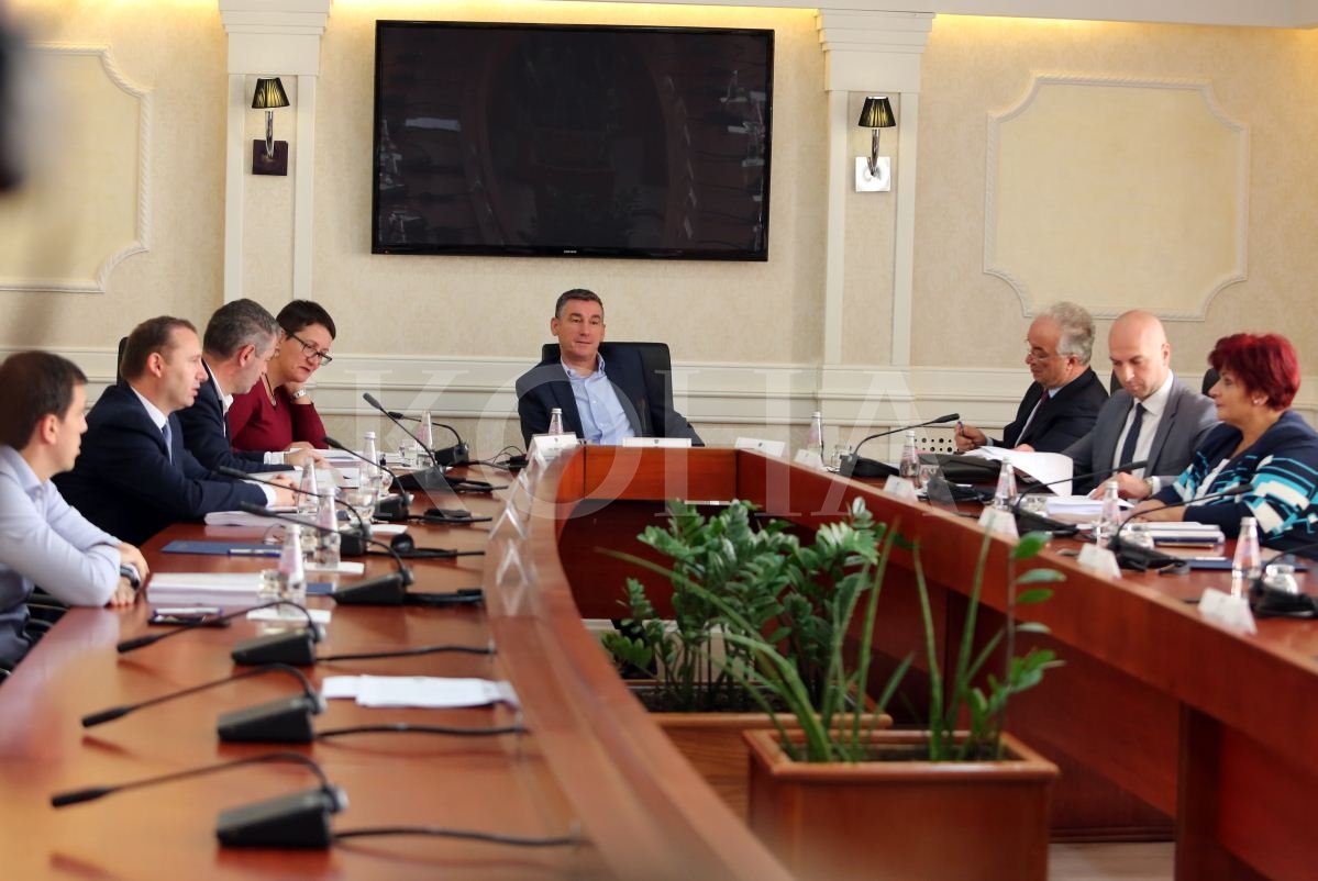 LDK-ja synon t’ia ndalojë Thaçit bisedimet për territorin, PDK-ja thërret për unitet