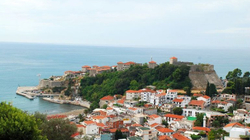 Mali i Zi ende nuk ka hequr taksën 15 euro për qytetarët nga Kosova
