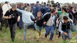 Gjykata hungareze liroi kameramanen që shkelmonte refugjatët
