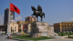 Qendra e Ulqinit bëhet me statujë të Skënderbeut