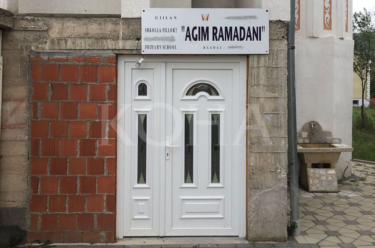 Gjashtëdhjetë nxënës ndjekin mësimin në bodrumin e xhamisë në Gjilan