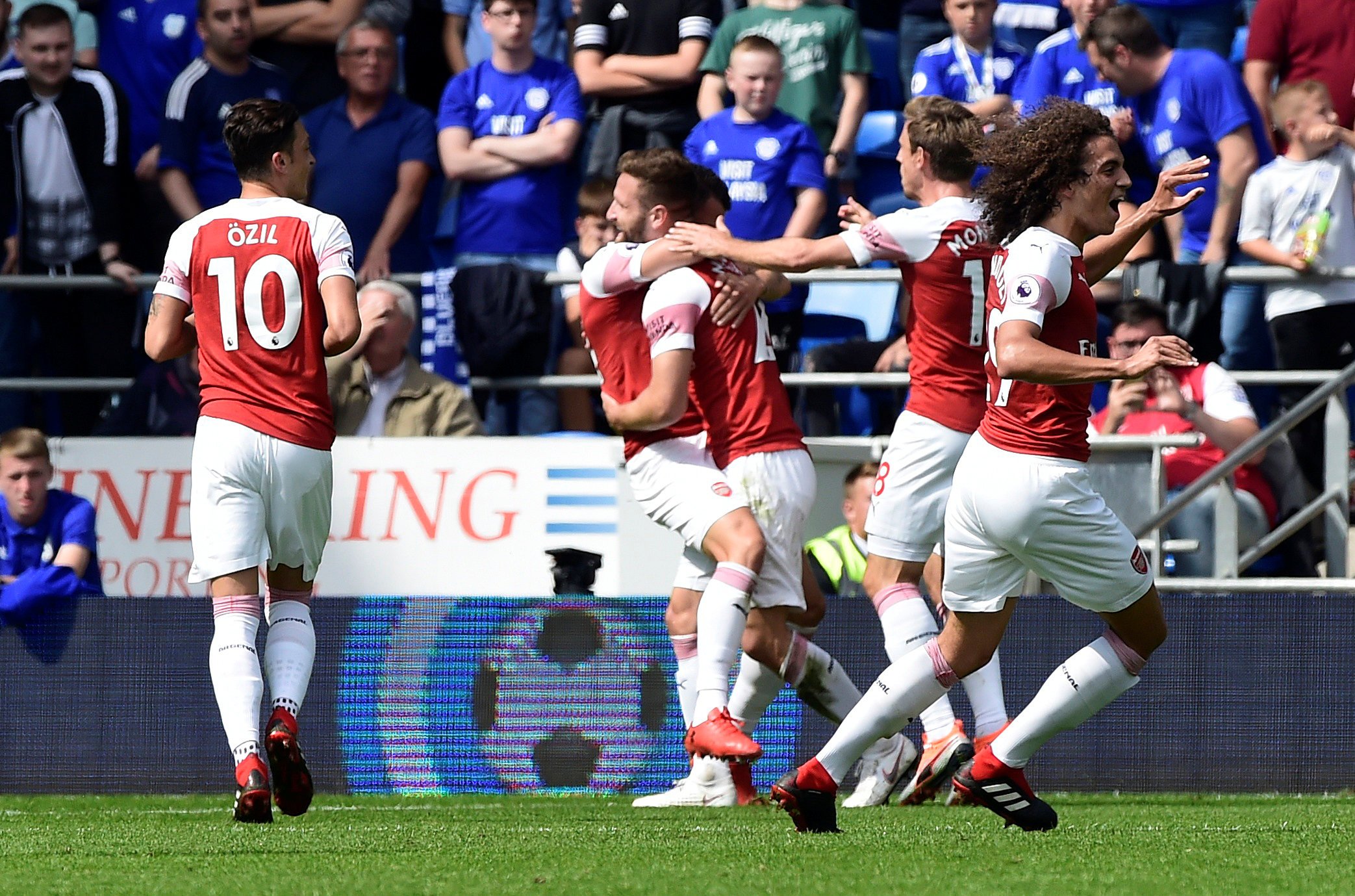 Gol shqiptar ndaj Cardiffit, Mustafi feston me shqiponjë