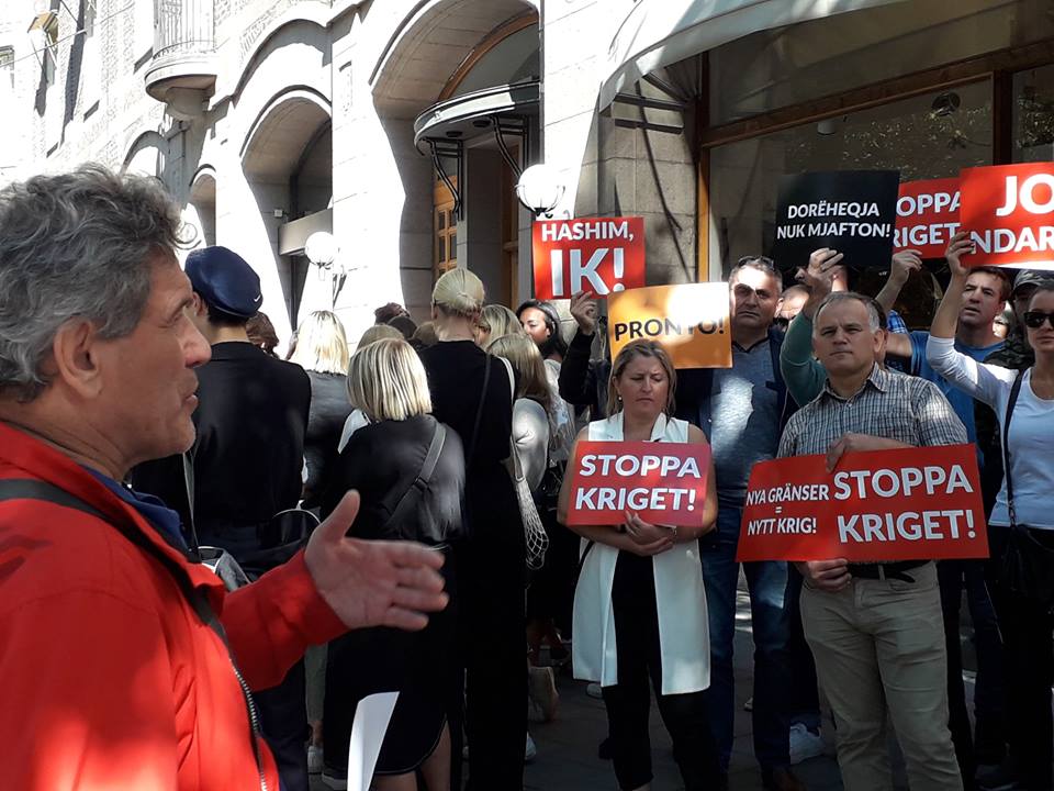 Shqiptarët në Suedi i kërkojnë Thaçit dorëheqje, duan të ndalet në idenë për kufijtë me Serbinë