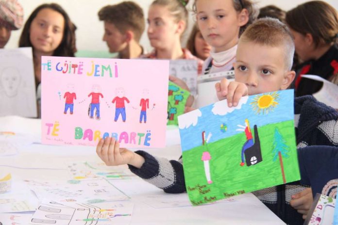 Për nxënësit me aftësi të veçanta në Shqipëri, 700 mësues të posaçëm