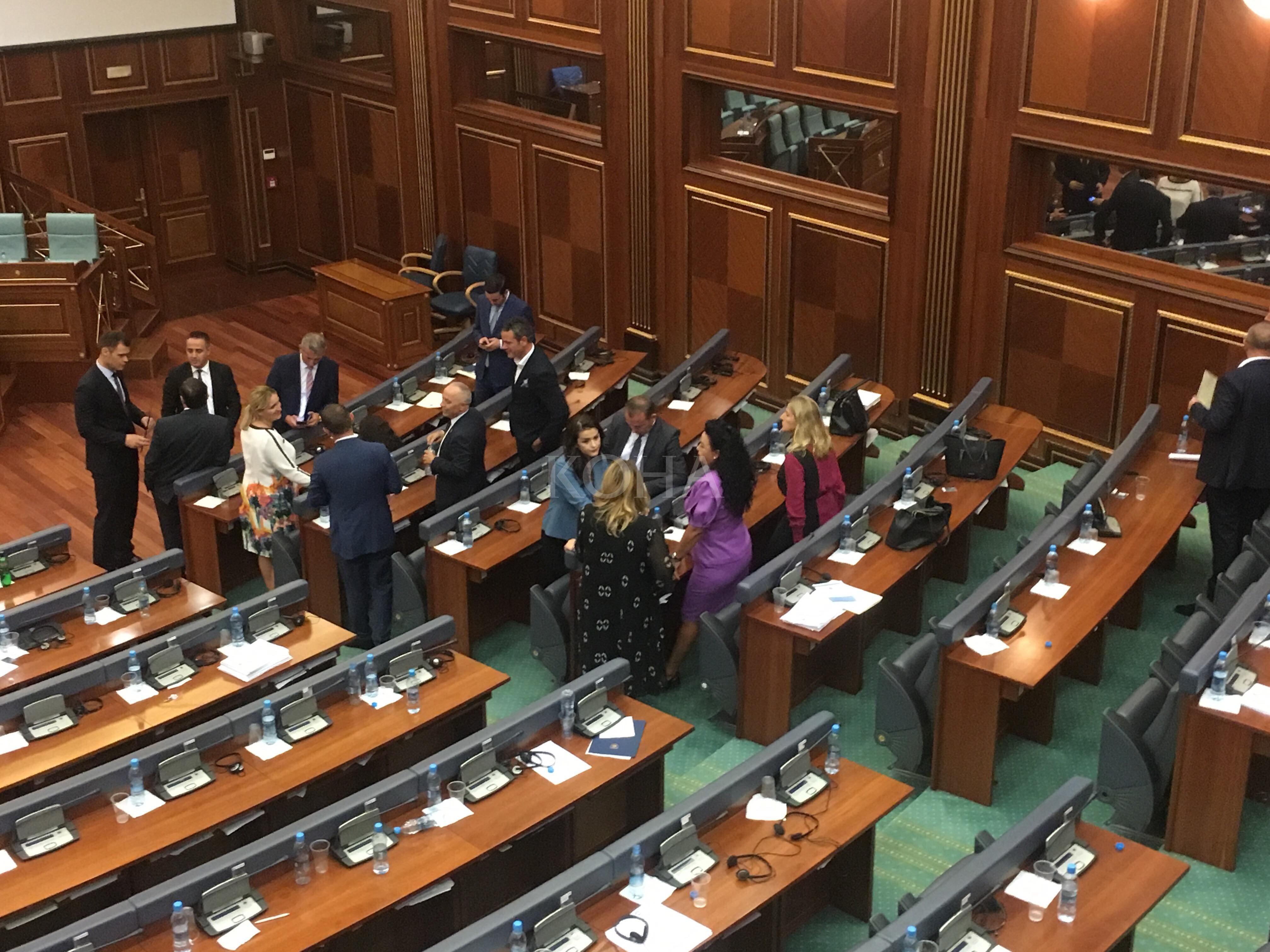 Opozita thotë se i duhen edhe 4 vota për ta rrëzuar Qeverinë