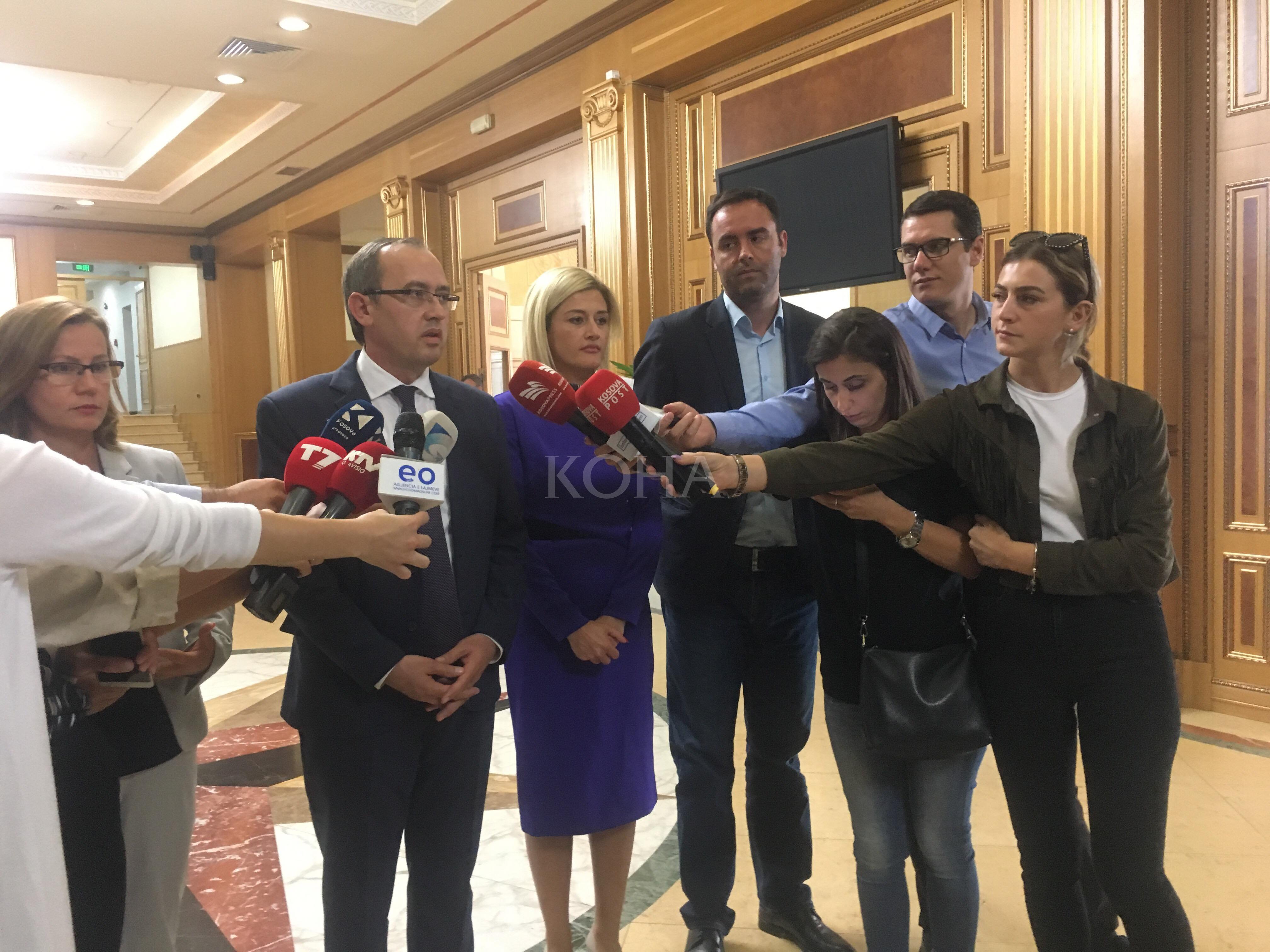 Opozita: Shtyrja e seancës po bëhet qëllimisht në mënyrë që takimi Thaçi-Vuçiq të ndodhë