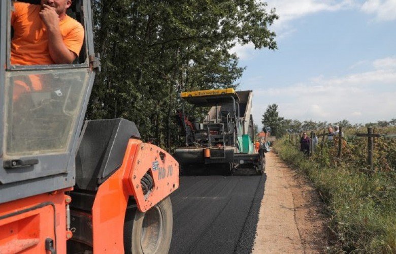 Nis asfaltimi i rrugëve në Komogllavë të Ferizajt