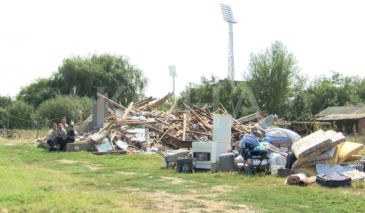 Komuna e Mitrovicës rrënon 4 shtëpi pa leje, i lë banorët pa kulm mbi kokë