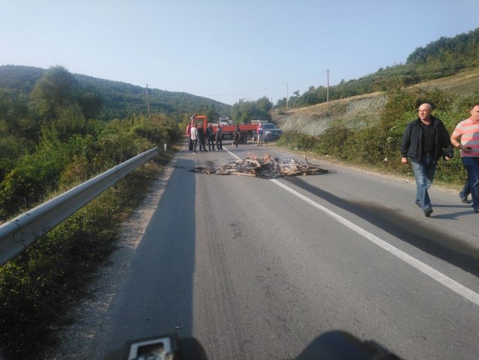 Kryetari Jashari e deputeti Haxhiu në protestën që synon ta ndalë Vuçiqin në Drenicë