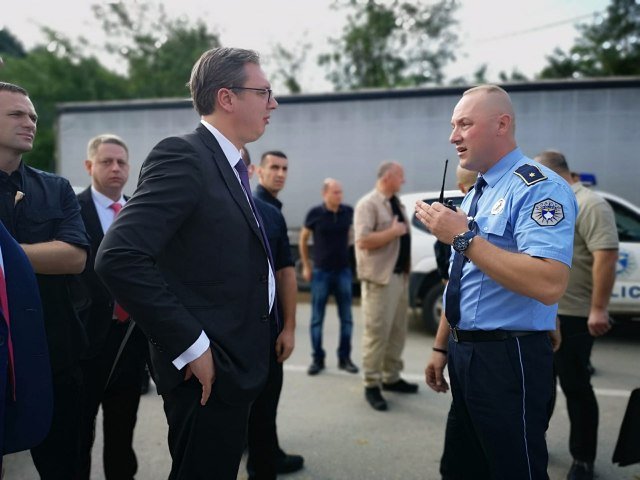 Policia ndalon Vuçiqin të shkojë drejt Skenderajt