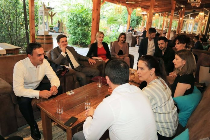 Hapet në Tiranë ekspozita e Flaka Halitit, të pranishëm edhe 3 ministrat shqiptarë të kulturës
