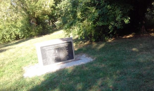 Rikthehet në vendin e vet pllaka përkujtimore me emrat e ushtarëve sllovakë në Parkun e Prishtinës