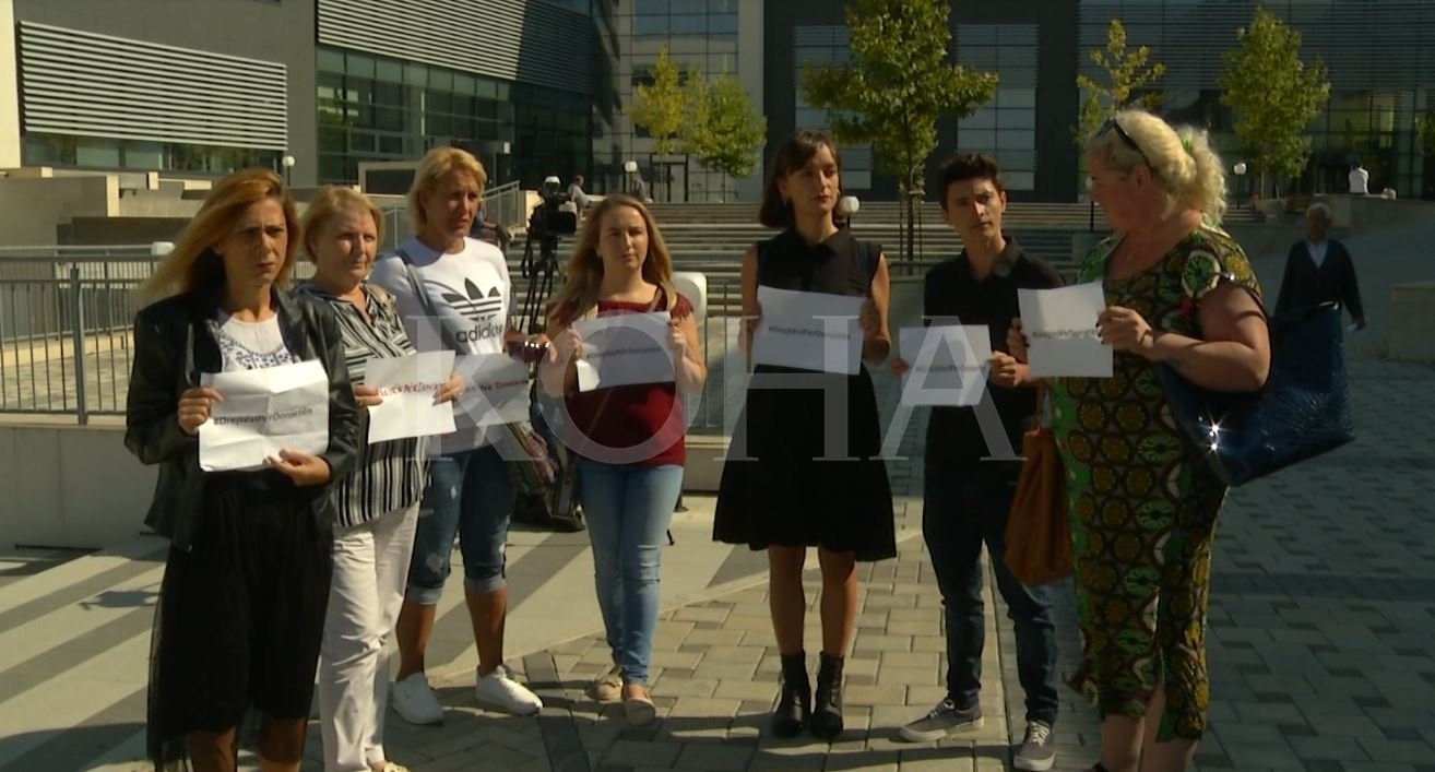 Protestuesit në “Drejtësi për Donjetën” thonë se shteti neglizhoi rastin e saj