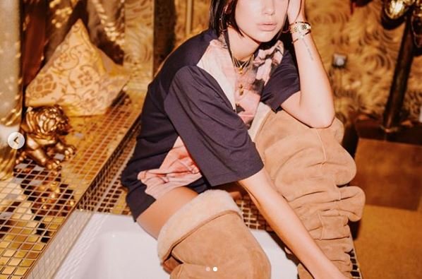 Dua Lipa me çizme ‘gjigante’ dhe 18 milionë ndjekës 