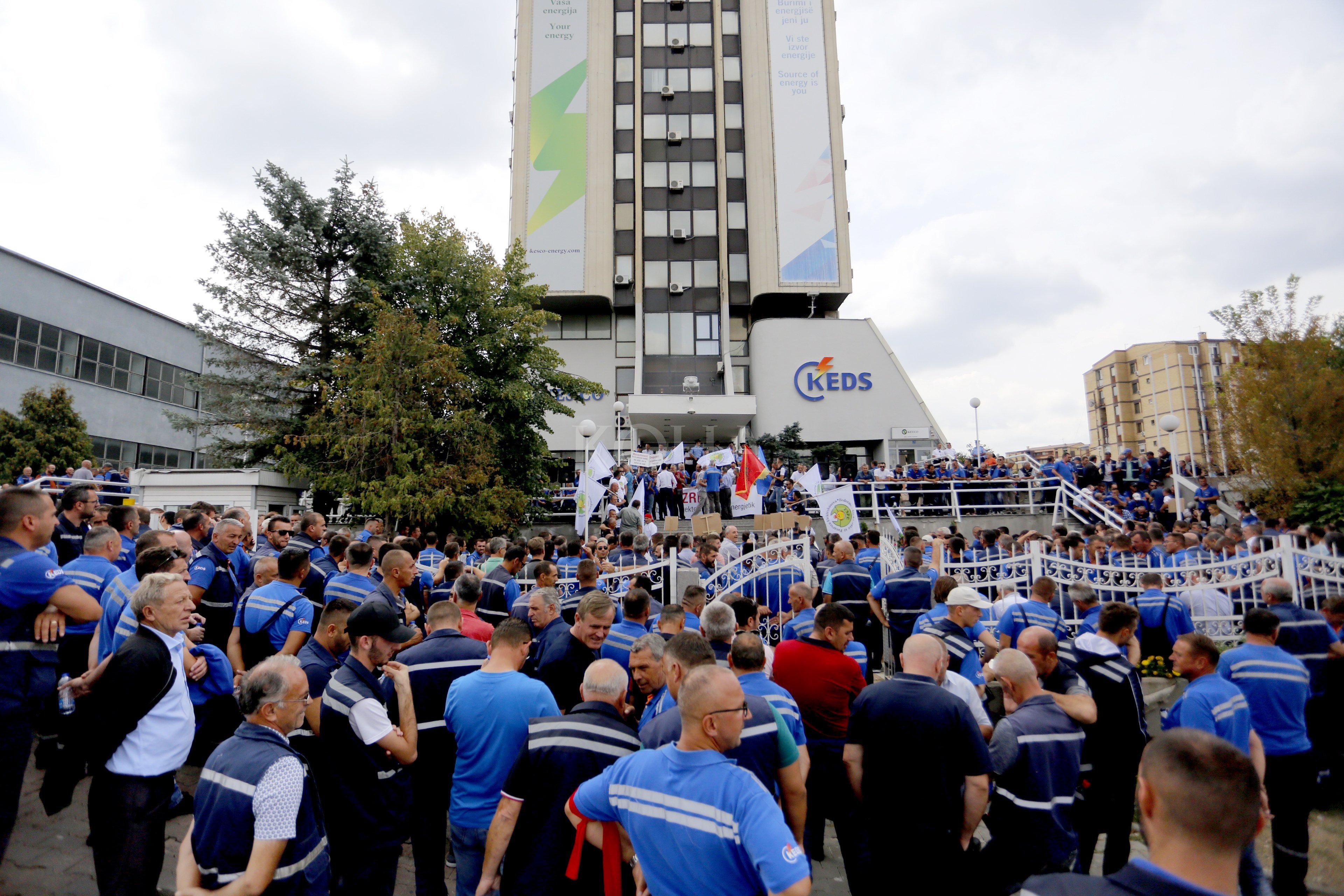 Punëtorët e KEDS-it paralajmërojnë terr energjetik nëse s’u rriten rrogat