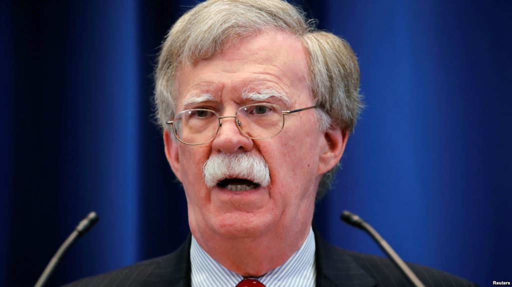 Bolton paralajmëron Hagën: Jo ndjekje penale të amerikanëve