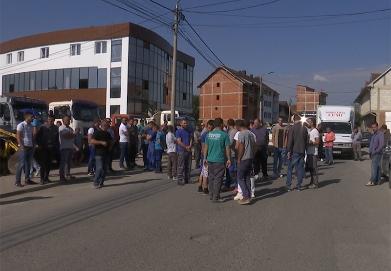 Qytetarët me protesta kërkojnë asfaltimin e rrugës Kijevë-Malishevë