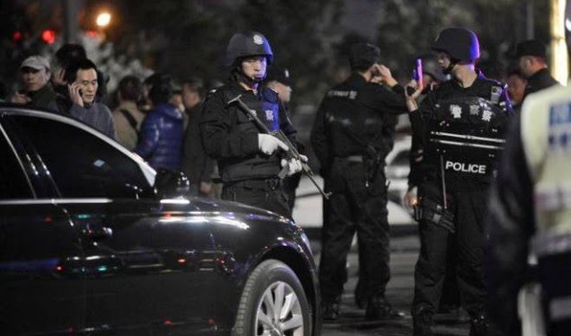 Vetura hyn në mes të turmës në Kinë, shkakton të paktën 3 viktima dhe 43 të lënduar