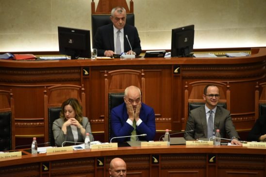  Kuvendi i Shqipërisë seancë pa opozitën, rrëzon dekretin e Metës për lojërat e fatit