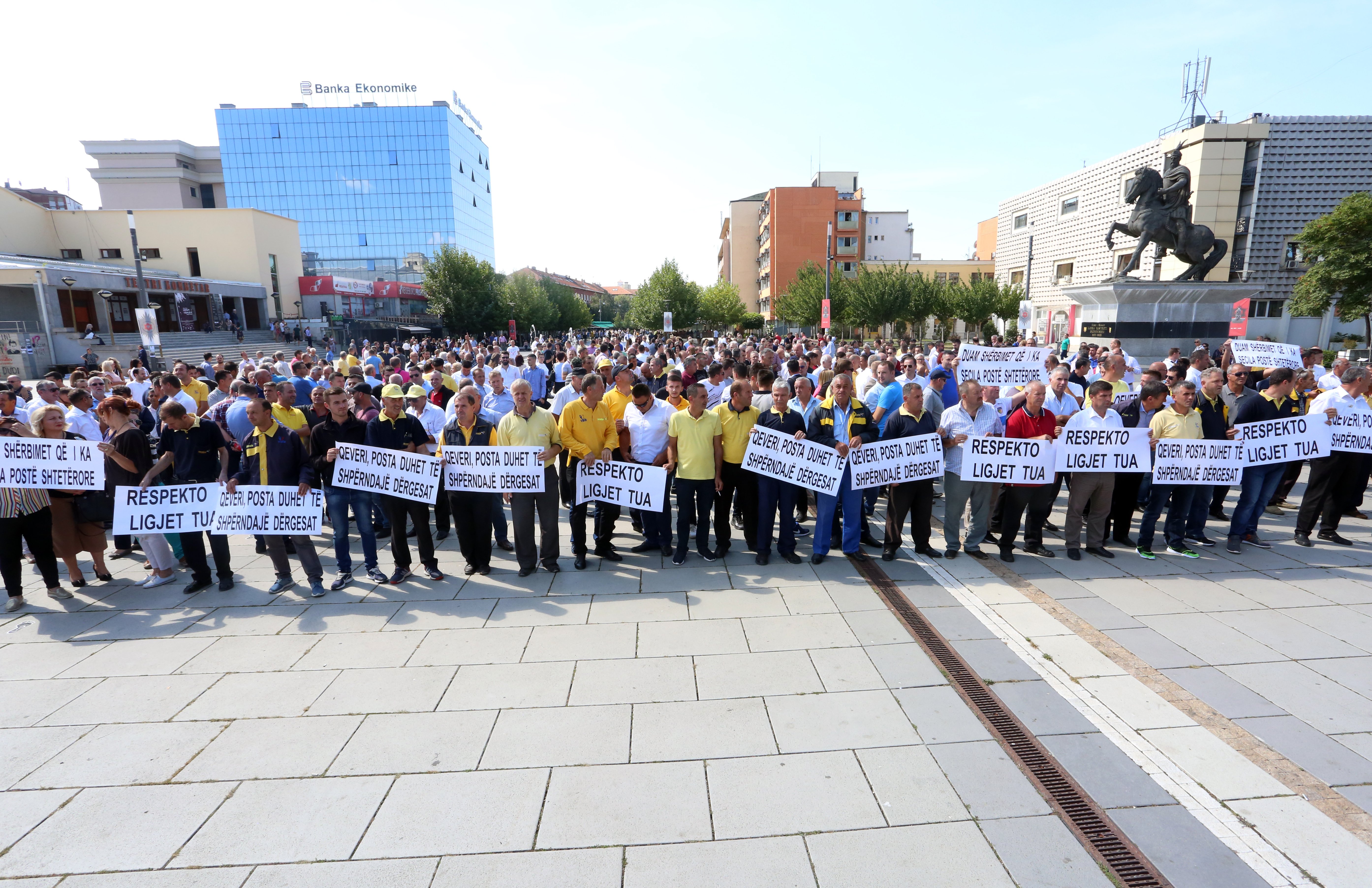Pas tri ditësh grevë, punëtorët e Postës në protestë për pagat e gushtit