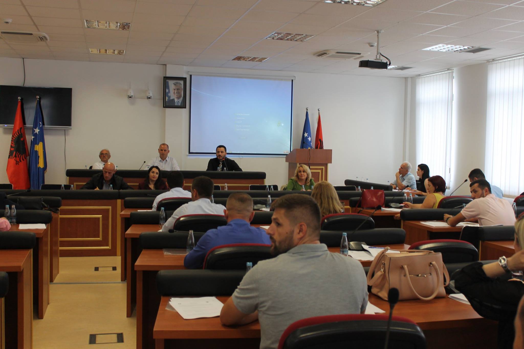 Familjet kundërshtojnë fuzionimin e nxënësve në shkollat e Drenasit, komuna kërkon të mos pengohet vijimi i mësimit