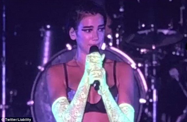 Dua Lipa në lot pasi fansat i tërhiqen zvarrë në koncert