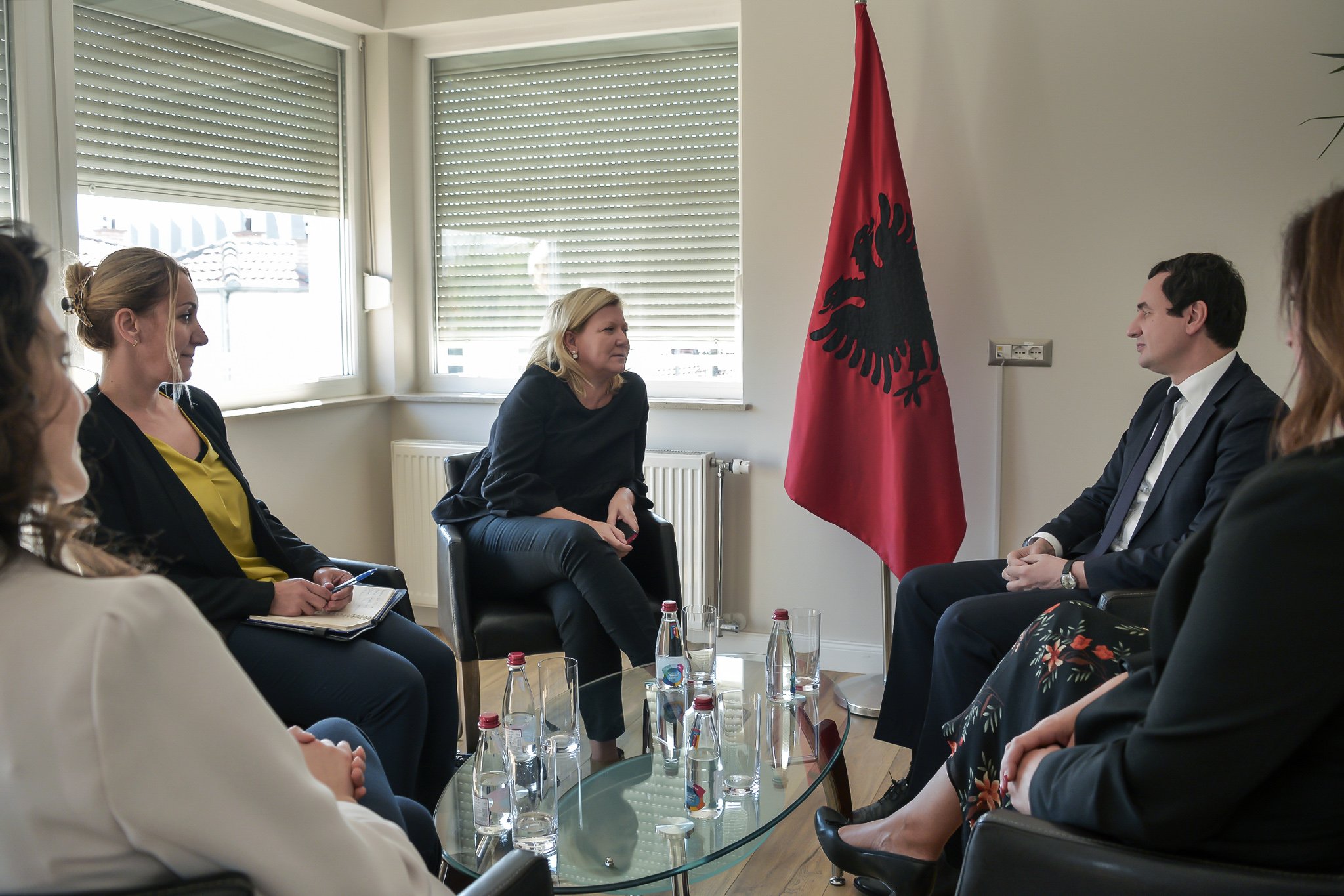 Kurti – ambasadores së Finlandës: Deklaratat mbi korrigjim kufijsh më afër konflikteve të vjetra sesa paqes së re