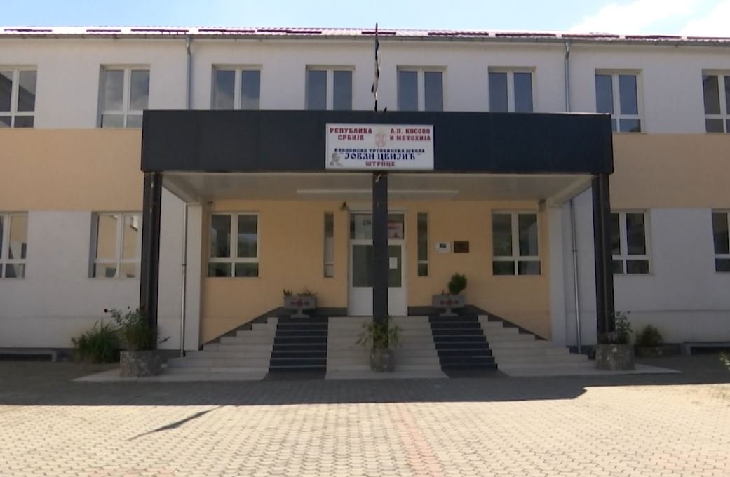 Shteti i pafuqishëm, rreth 100 shkolla në Kosovë punojnë me plan-program të Serbisë