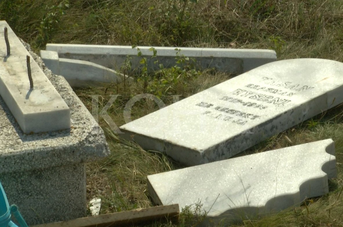 Merret vesh kush i ka vandalizuar varrezat në një fshat të Podujevës