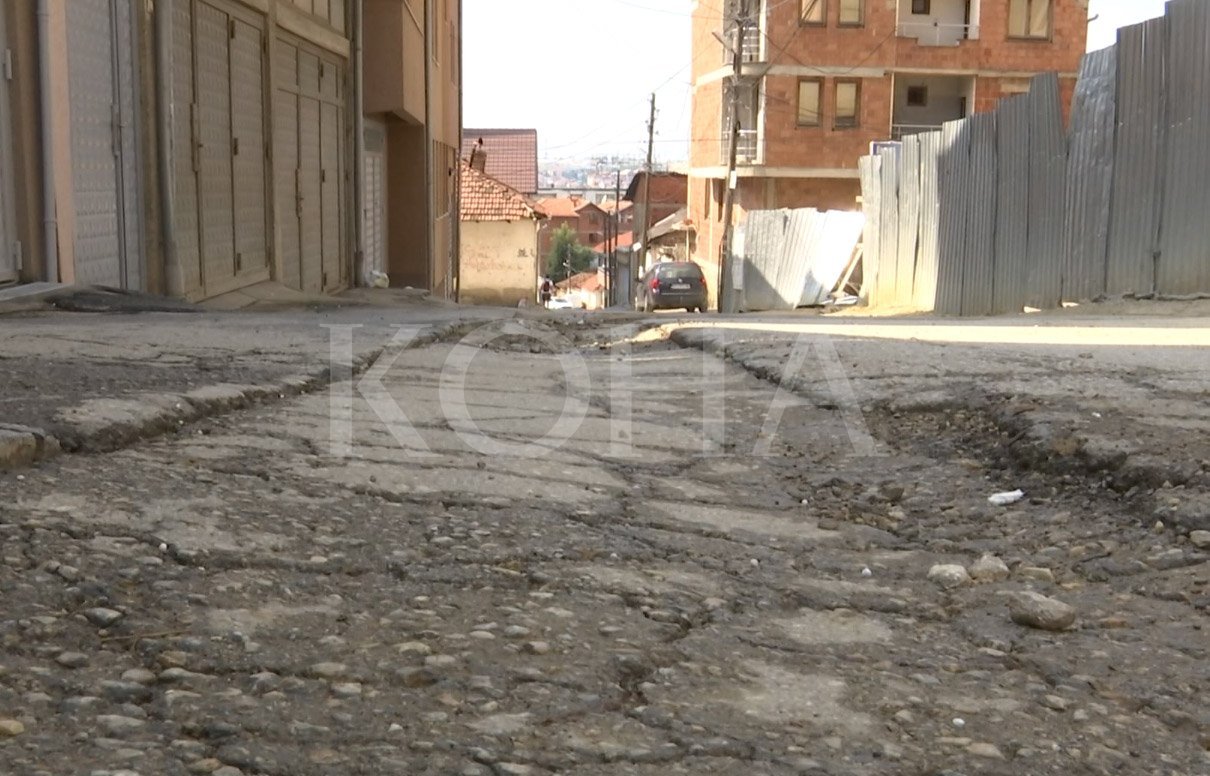Rruga në lagjen e Muhaxherëve e shkatërruar nga ndërtimi i objekteve të larta