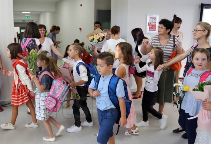 Edhe në Shqipëri nisi viti i ri shkollor, në banka 480 mijë nxënës