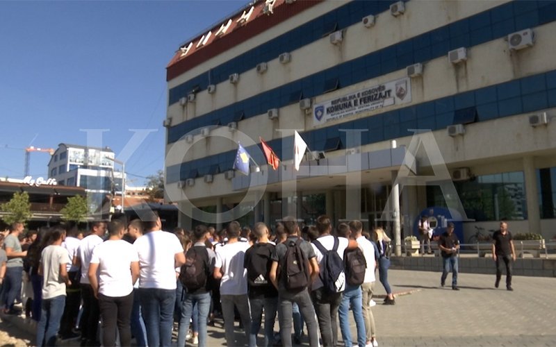 Maturantët e Ferizajt s’e ndalin protestën për ekskursionin në Shqipëri