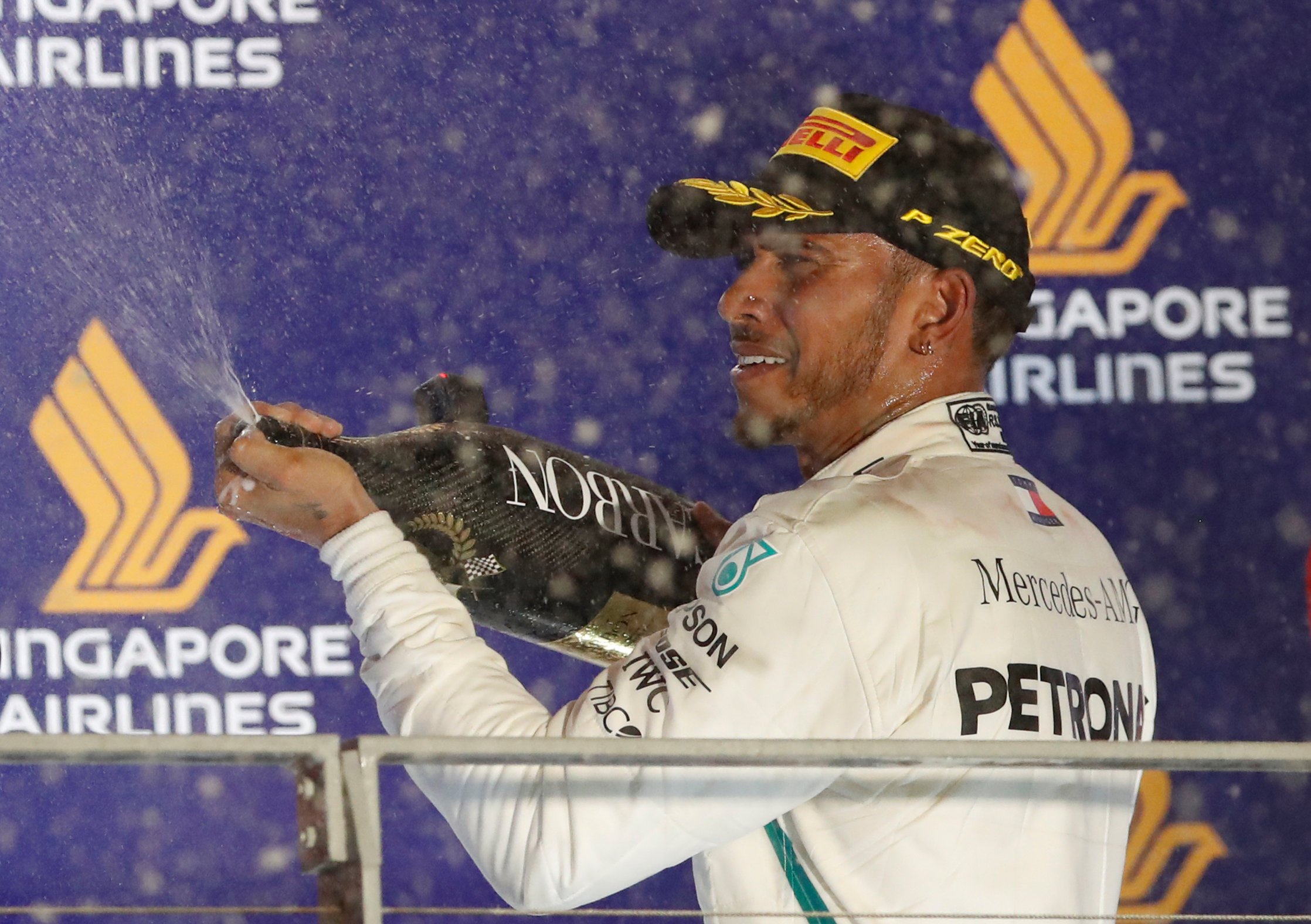 Hamilton fiton në Singapor, rrit epërsinë në 40 pikë në krye