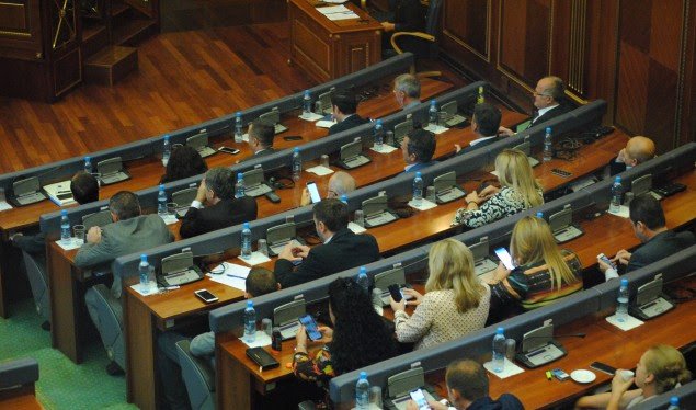 Opozita kthehet në Kuvend, kërkon zgjedhje të reja