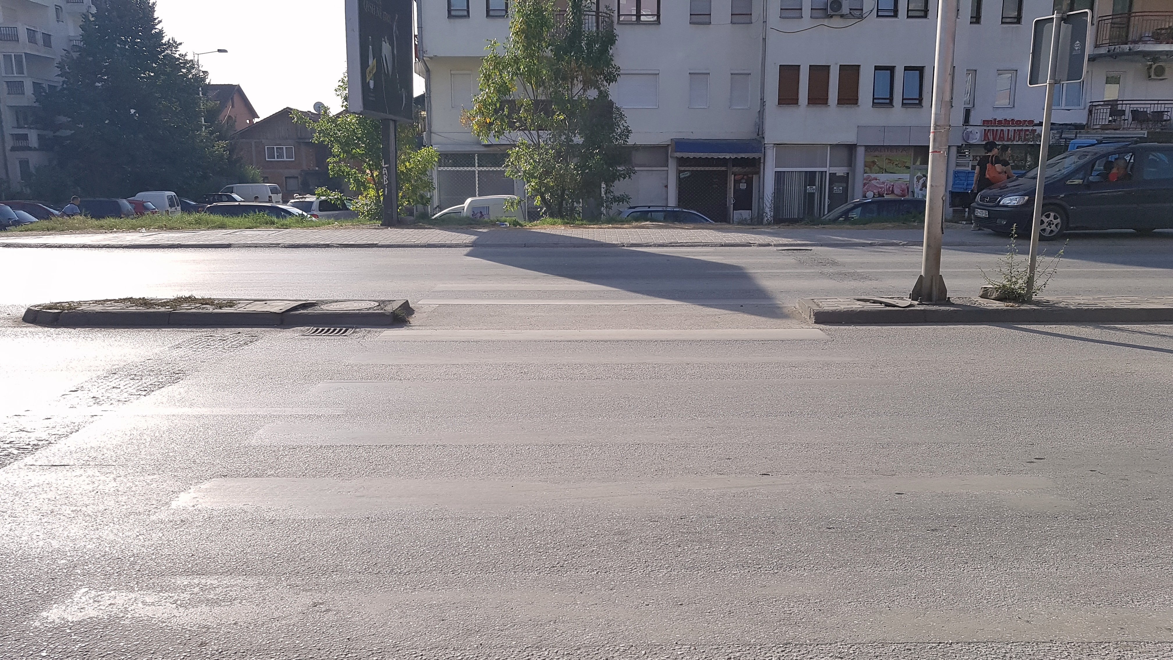 Komuna e Pejës akuzon operatorët për keqmenaxhim të sinjalistikës rrugore