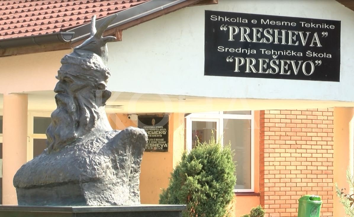 Në Kosovë ka shkolla që punojnë me plan-program të Serbisë, në Preshevë s’u lejohen as libra shqip