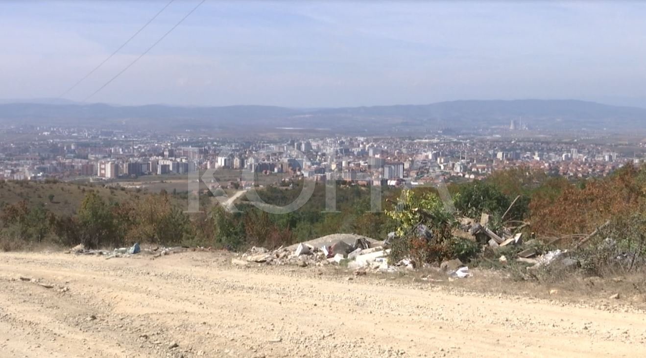 Rruga e shëmtuar për në fshatin e bukur