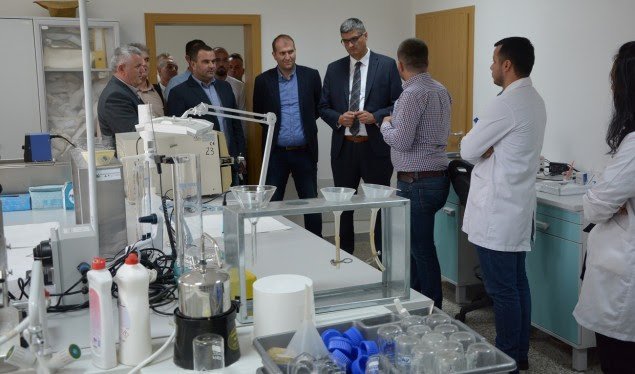 Ministri Rikallo premton mbështetje për Institutin Bujqësor në Pejë