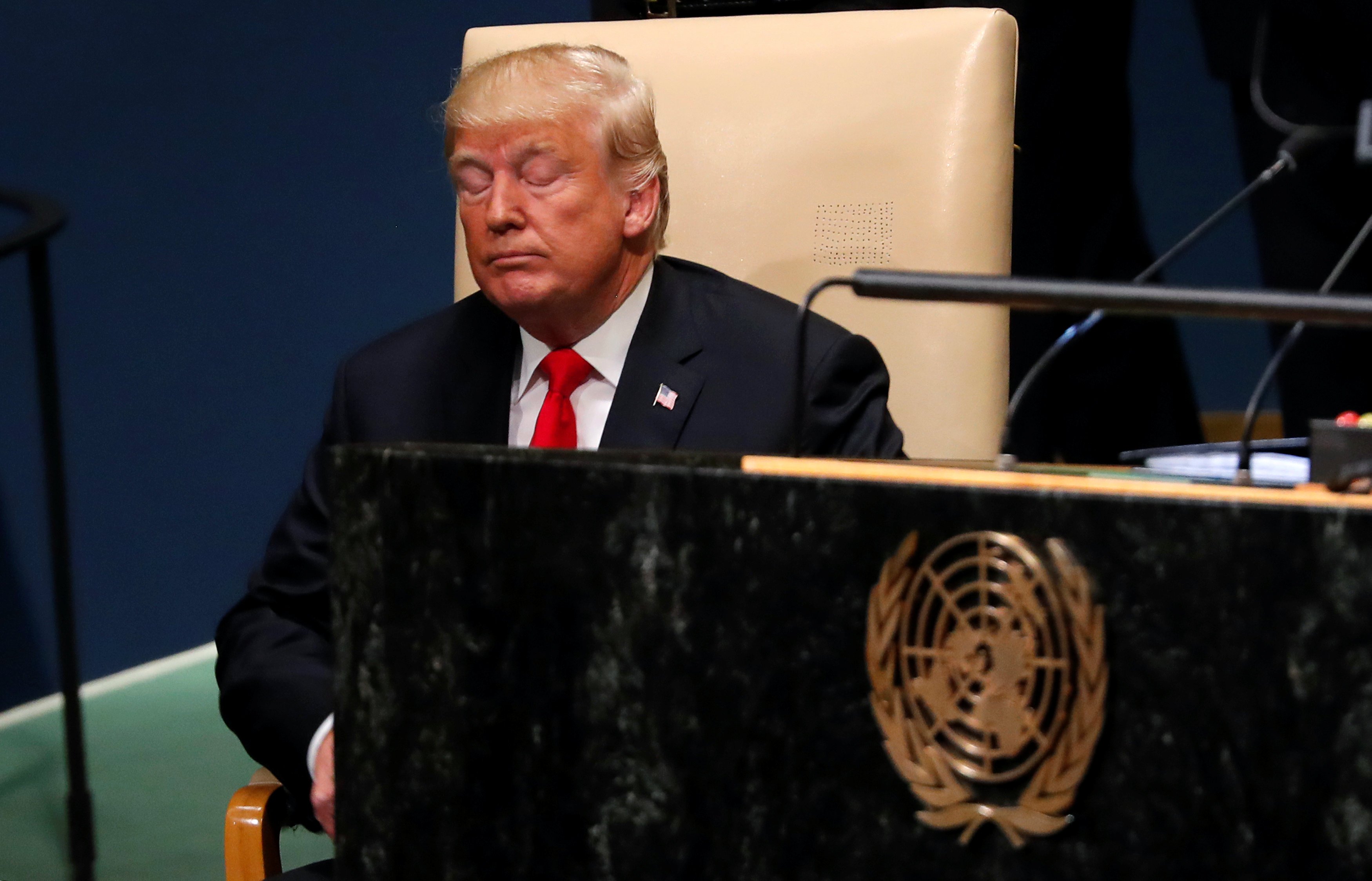 Trump lavdëron udhëheqjen e vet, nxit të qeshura në sallën e OKB–së 