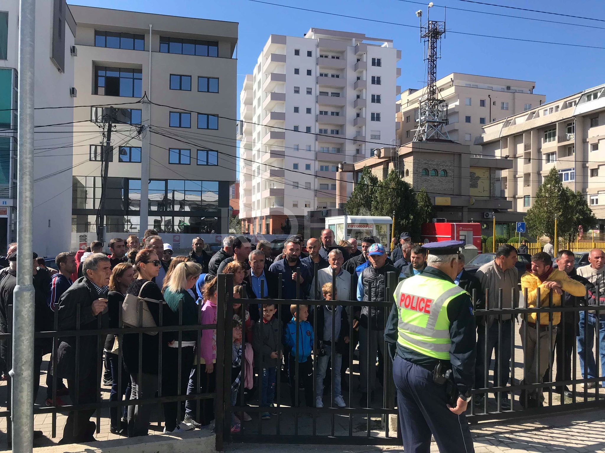Prindërit e nxënësve në Drenas që ende s’e kanë filluar mësimin paralajmërojnë protesta të dhunshme